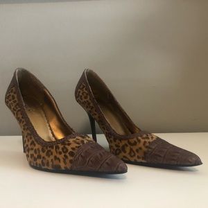 Carrini Leopard pointy toe leopard print Pumps